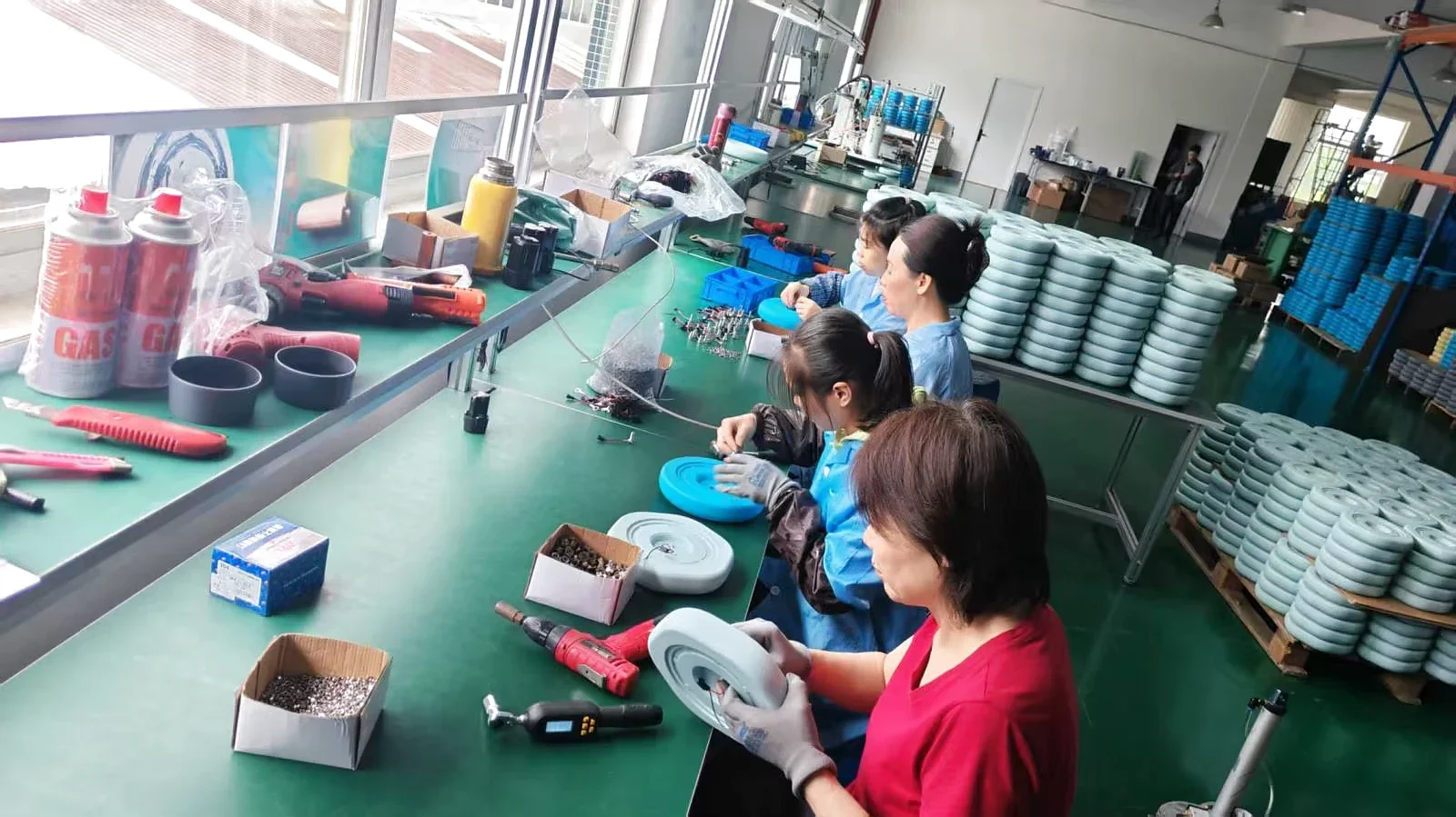Equipo de Marazual montando ionizadores solares en la línea de producción