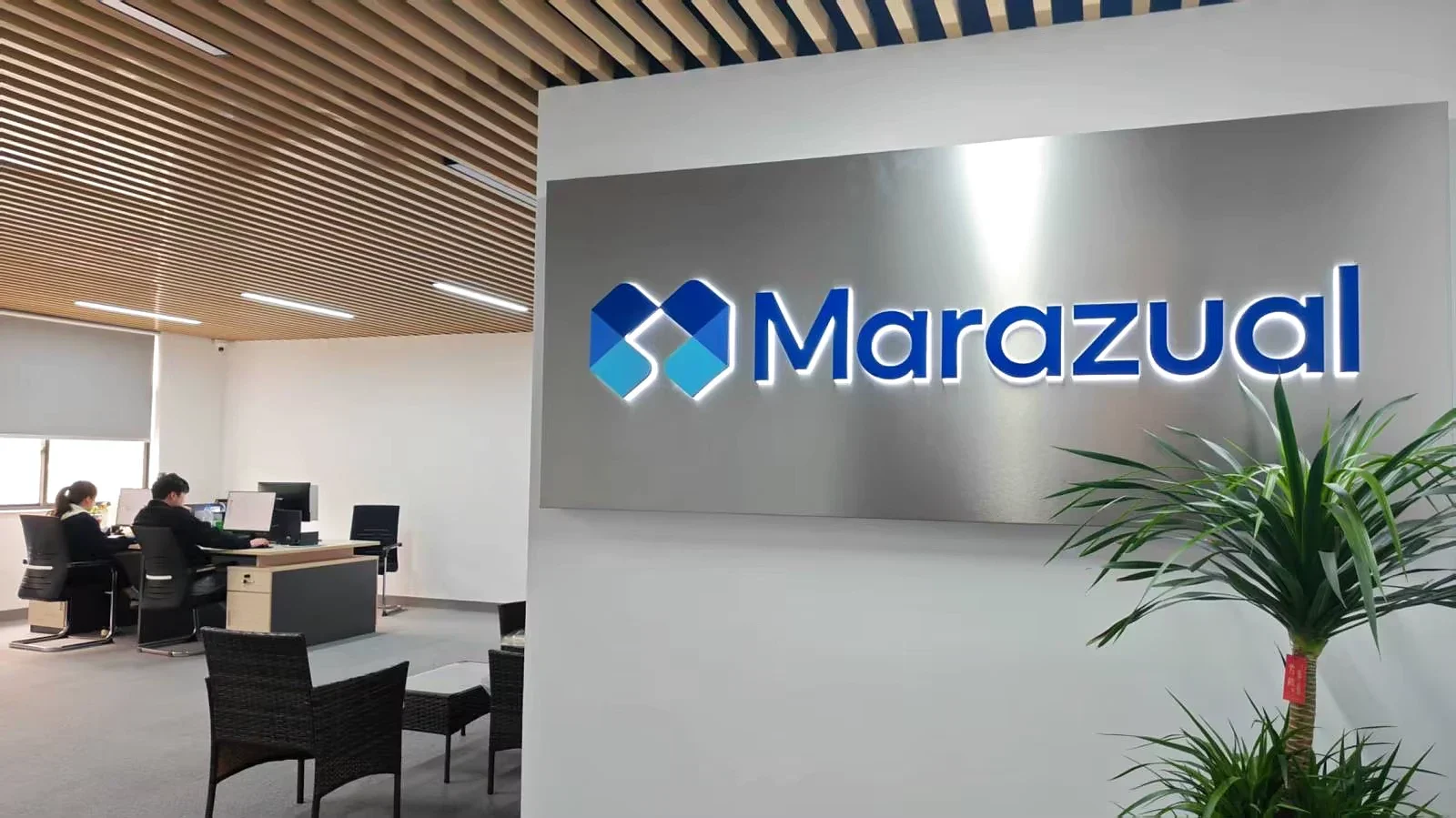 Oficina real de Marazual con su logotipo iluminado en la pared