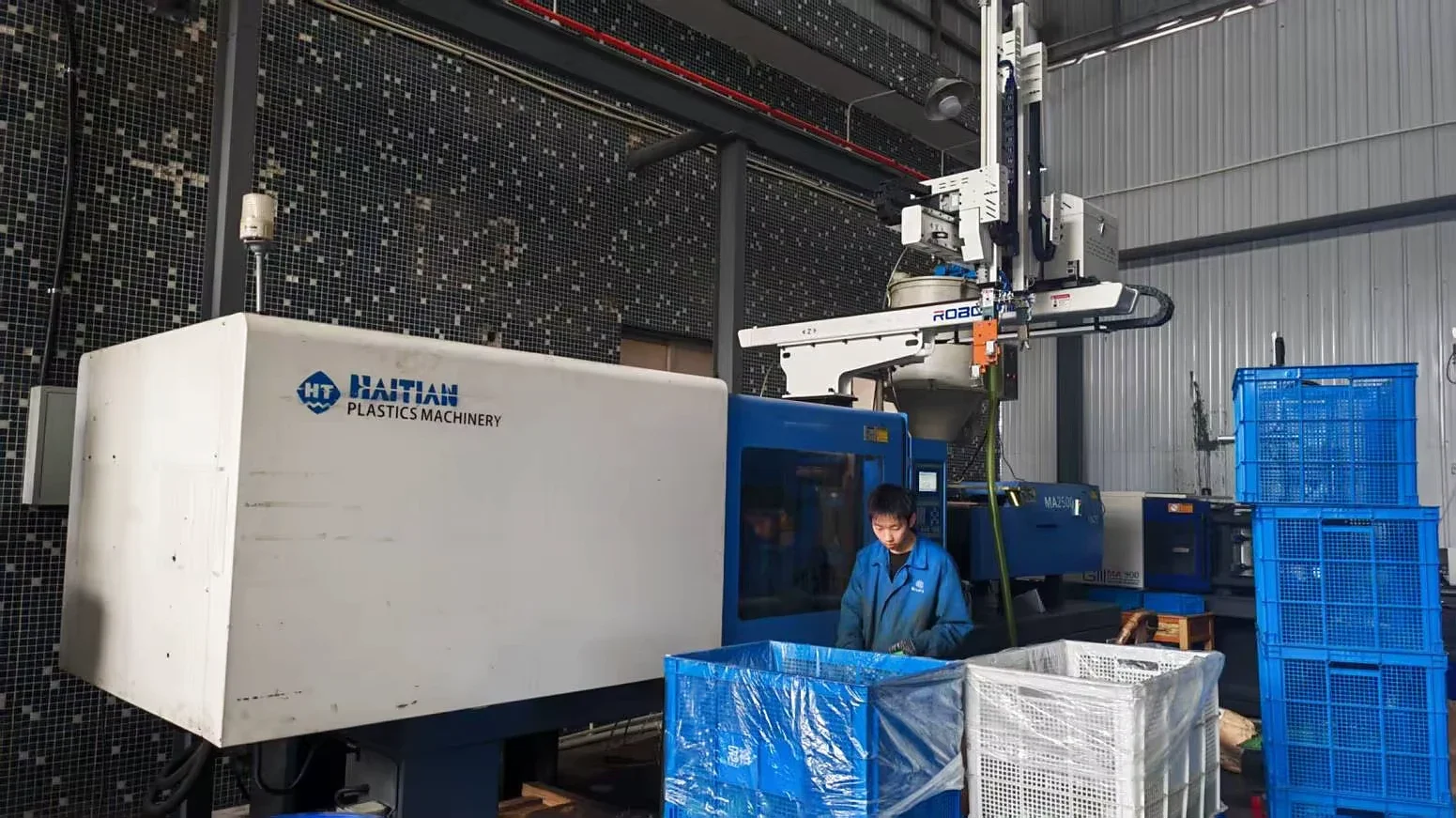Operario de Marazual trabajando con una máquina de moldeo por inyección